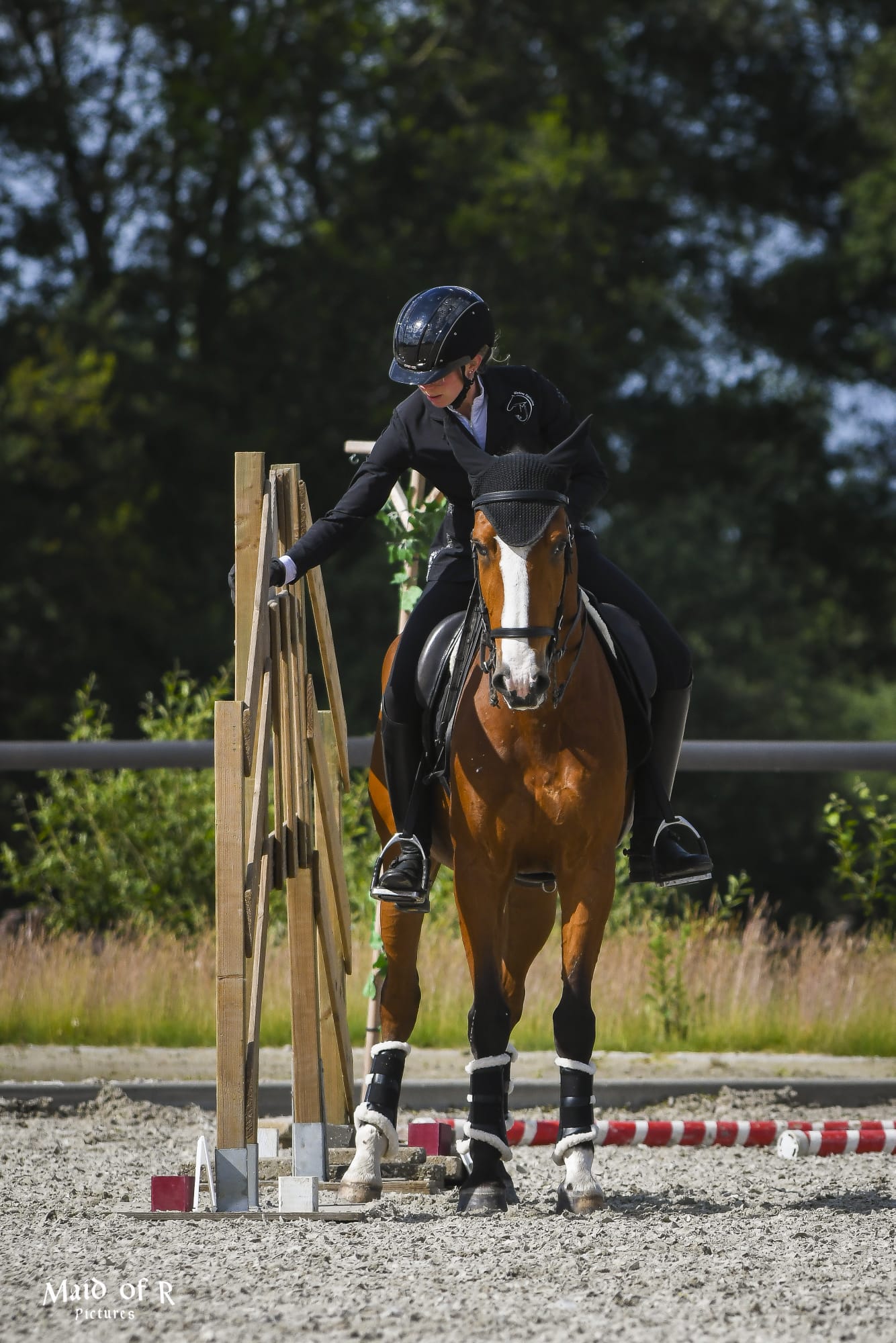 Eine Frau reitet durch eine Gasse.